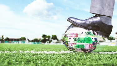 Manager drückt mit seinem Fuß auf einen Fußball der zum Teil aus Euroscheinen besteht. | Bild: BR/AdobeStock/tungphoto
| Montage: BR/Christopher Roos von Rosen/Hannah Wiesner