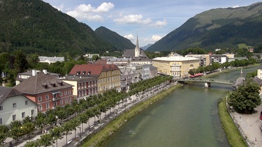 Die späte k.u.k. Monarchie muss man sich als Macht-Ellipse vorstellen, mit den zwei Brennpunkten Wien und Bad Ischl. Das Salzkammergut war mehr als ein Sommerrefugium, hier wurde genauso Politik gemacht wie in der Wiener Hofburg. Im Bild: Bad Ischl.  | Bild: ORF/Clever Contents