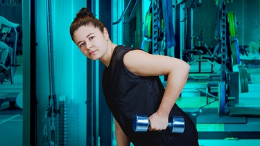 Leonie mit Hanteln. Trainiert ihre Muskeln mit Geräten.  | Bild: BR/Johanna Schlüter; Montage: BR