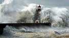 Ein von sehr hohen Wellen umspülter Leuchtturm. Tsunami-Alarm! Gefahr auch an Europas Küsten | Bild: ©stock.adobe.com/Zacarias da Mata