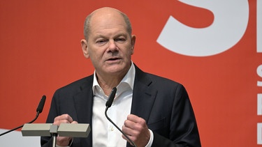 30.11.2024, Brandenburg, Potsdam: Bundeskanzler Olaf Scholz (SPD) spricht als Kandidat bei der Wahlkreisdelegiertenkonferenz zur Aufstellung der SPD-Wahlkreiskandidaten seines Bundestagswahlkreises in Potsdam vor Parteimitgliedern.  | Bild: dpa-Bildfunk/Michael Bahlo