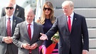 ARCHIV - 05.07.2017, Hamburg: Der damlige Erste Bürgermeister von Hamburg Olaf Scholz (2. vl) begrüßt den damaligen Präsidenten der Vereinigten Staaten von Amerika (USA), Donald Trump (r), und seine Ehefrau Melania. | Bild: dpa-Bildfunk/Jens Büttner