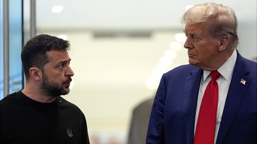 Der republikanische Präsidentschaftskandidat und ehemalige Präsident Donald Trump (r) trifft Wolodymyr Selenskyj, Präsident der Ukraine, im Trump Tower.
Wolodymyr Selenskyj (links) ist der Präsident der Ukraine, Donald Trump (rechts) der Präsident der USA. (zu dpa: «Trump: Selenskyj wird Vereinbarung am Freitag unterzeichnen») Foto: Julia Demaree Nikhinson/AP/dpa +++ dpa-Bildfunk +++ | Bild: dpa-Bildfunk/Julia Demaree Nikhinson