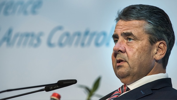 Sigmar Gabriel vor Schriftzug "Arms Control" | Bild: picture-alliance/dpa