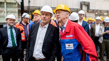 Robert Habeck (Bündnis 90/Die Grünen, l), Bundesminister für Wirtschaft und Klimaschutz, in einer Werkshalle der Meyer Werft. | Bild: picture alliance/dpa | Hauke-Christian Dittrich