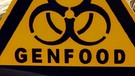 Schild "Genfood", Maiskolben im Feld | Bild: picture-alliance/dpa; Montage: BR