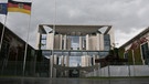 Bundeskanzleramt vor wolkenverhangenem Himmel | Bild: picture-alliance/dpa