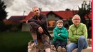 Familie Rebs, ausgewandert aus Deutschland nach Ungarn, vor ihrem Haus südlich des Plattensees  | Bild: BR/Thomas Wachholz/Max Grohs; Montage: BR