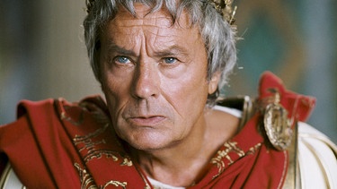 Alain Delon 2008 als Julius Caesar | Bild: picture-alliance/dpa