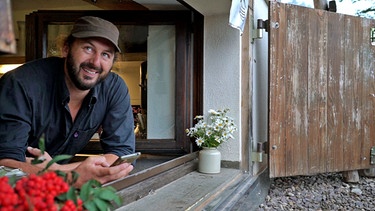 Andreas Beha nennt sich auch Fensterliwirt, weil er seine Gäste von hier aus mit Getränken und Essen versorgt. | Bild: SWR