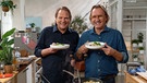 Der Spitzenkoch Frank Buchholz hat bei "Einfach und köstlich" frische Pasta mit Hirschragout für seinen Freund Björn Freitag gekocht. | Bild: WDR/2Bild TV.Events & Media GmbH/Christopher Nußbaumer