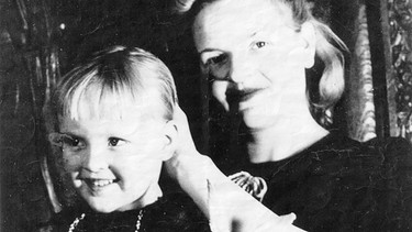 Was braucht es, um Widerstand zu leisten? 80 Jahre nach dem gescheiterten Attentat auf Adolf Hitler am 20. Juli 1944 erzählen Nachfahren die Geschichten ihrer Familien. Es sind die Geschichten mutiger Frauen. Sei es, dass sie selbst aktiv den Widerstand gegen den Nationalsozialismus unterstützen, sei es, dass sie die Familien zusammenhielten und Hoffnung gaben. Von diesen oft vergessenen Heldinnen erzählt die Reportage. Sie waren Sekretärinnen, Sportlerinnen, Mütter und riskierten alles für ein Ende des Nazi-Terrors. Im Bild: Erika von Brockdorff mit ihrer Tochter Saskia.
| Bild: RBB/Saskia von Brockdorff