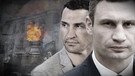 Wladimir und Witali Klitschko sind vor einem zerstörten Haus zu sehen. | Bild: Imago images