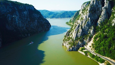 Im Eisernen Tor zwischen Rumänien und Serbien zwängt sich die Donau durch enge Schluchten mit bis zu 300 Meter hohen Felswänden. An ihrer schmalsten Stelle ist die Donau hier gerade mal 150 Meter breit. | Bild: SWR/Ivo Wellmann