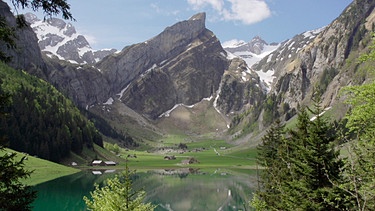 Der Seealpsee liegt unterhalb des Säntis in den Appenzeller Alpen. | Bild: WDR/Sigurd Tesche