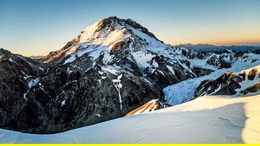 Argentinien ist ein Land der Extreme. Artenreiche Regenwälder, schroffe Küsten, endlose Weiten und eisige Gletscher bilden ein einzigartiges Naturparadies. In Argentiniens einzigartiger Wildnis ist jeder Tag ein Kampf ums Überleben - für Jäger wie Gejagte. - Mit fast 7000 Metern ist der Aconcagua der höchste Berg Südamerikas. | Bild: WDR/Light & Shadow GmbH/Christian Baumeister