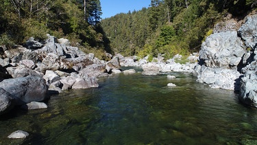 Dieser wilde, unberührte Nebenfluss des Klamath ist die Heimat von Lachsen und Regenbogenforellen. | Bild: NDR/DocLights GmbH/Rick Rosenthal