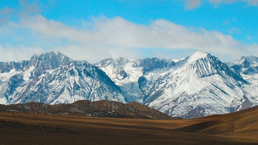 Die Sierra Nevada bietet eindrucksvolle Kulissen in Kaliforniens Traumfabrik. | Bild: NDR/DocLights GmbH/Rick Rosenthal