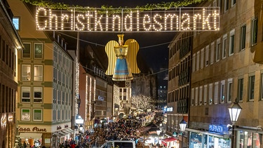 10.12.2023: Blick von der Fleischbrücke auf den Nürnberger Christkindlesmarkt auf dem Hauptmarkt bei Nacht. | Bild: picture alliance/Eibner-Pressefoto/Ardan Fuessman