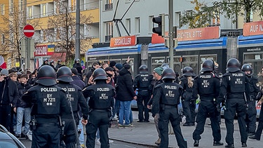 Im Nachgang des Spiels kam es noch zu einem Polizeieinsatz bei der Trambahn vor dem Gruenwalder Stadion. | Bild: picture alliance / Eibner-Pressefoto | Eibner-Pressefoto/Heike Feiner