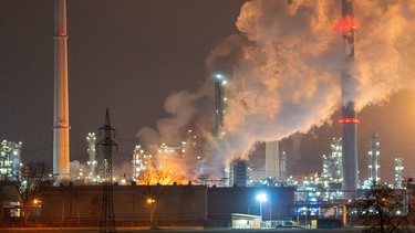 17.01.2025, Bayern, Neustadt An Der Donau: Rauch steigt bei einem Brand vom Gebiet einer Raffinerie auf. In einer Raffinerie in Neustadt an der Donau (Landkreis Kelheim) ist ein Feuer ausgebrochen. Zwei Menschen seien dabei nach ersten Erkenntnissen verletzt worden, teilte das Unternehmen Bayernoil mit. Foto: Lars Haubner/NEWS5/dpa +++ dpa-Bildfunk +++ | Bild: dpa-Bildfunk/Lars Haubner