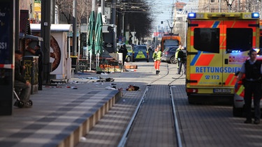 03.03.2025, Baden-Württemberg, Mannheim: Rettungsdienste und Polizei stehen nach einem schweren Zwischenfall am Paradeplatz in Mannheim. Foto: Dieter Leder/dpa +++ dpa-Bildfunk +++ | Bild: dpa-Bildfunk/Dieter Leder