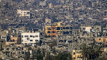 ARCHIV - 02.01.2025, Israel, --: Ein zerstörter Teil von Gaza-Stadt, vom Süden Israels aus gesehen. (zu dpa: «Palästinenser: Dutzende Tote bei Angriffen im Gazastreifen») Foto: Tsafrir Abayov/AP/dpa +++ dpa-Bildfunk +++ | Bild: dpa-Bildfunk/Tsafrir Abayov