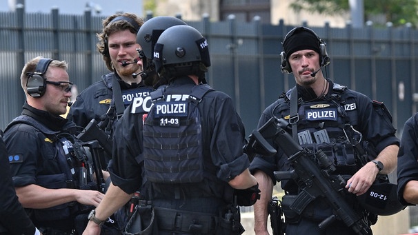 05.09.2024, Bayern, München: Polizisten stehen vor dem Israelischen Generalkonsulat. Die Polizei hat in der Münchner Innenstadt bei einem größeren Einsatz in der Nähe des Israelischen Generalkonsulats eine verdächtige Person niedergeschossen. Foto: Peter Kneffel/dpa +++ dpa-Bildfunk +++ | Bild: dpa-Bildfunk/Peter Kneffel