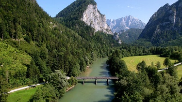 Reisen – das hieß früher vor allem flussabwärts zu fahren. Denn lange Zeit waren Österreichs Wasserstraßen der schnellste Verkehrsweg, lange vor beschwerlichen Kutschenfahrten. Die Flößer beherrschten damals Gewässer wie etwa die Enns, sie beförderten Güter und Menschen. Heute haben Floßfahrten nur mehr nostalgischem Reiz. Die Enns verband die Eisenwurzen, die sogenannte „Waffenkammer des Kaisers“, mit der Donau und damit mit Wien. Im Bild: Die Enns, Gesäuse. | Bild: ORF/Pammer Film