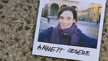 Ein Polaroid von Moderatorin Annett Segerer, auf das ihr Name geschrieben ist | Bild: BR