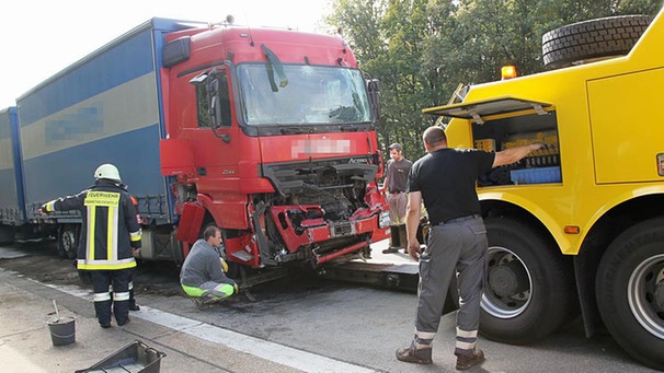 Einer der beschädigten Lkws nach Auffahrunfall auf A3 | Bild: Ralf Hettler