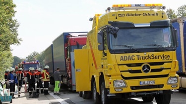 Einer der beschädigten Lkws nach Auffahrunfall auf A3 | Bild: Ralf Hettler