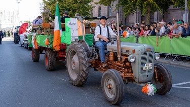 Erntedankfestzug bei der Michaeliskirchweih 2023 | Bild: BR/Henry Lai