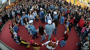 Gemeinsam griechisch tanzen | Bild: Berny Meyer