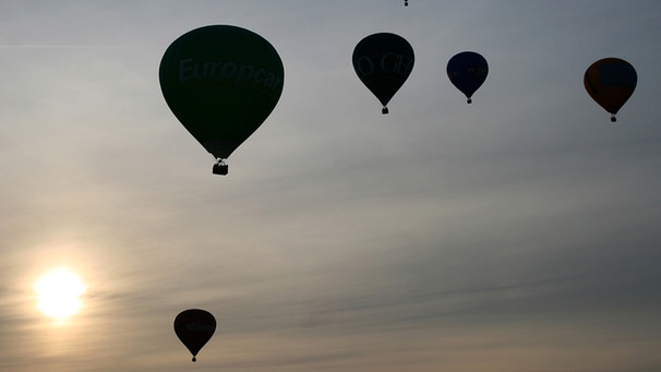Heißluftballone im Gegenlicht | Bild: picture-alliance/dpa