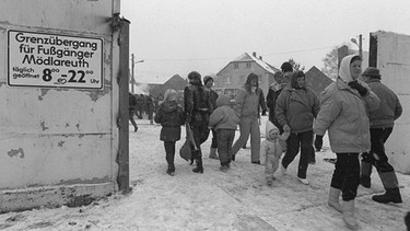 Menschen überqueren am 9. Dezember 1989 in Mödlareuth die DDR-Grenze | Bild: picture-alliance/dpa