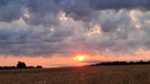 Schöner Sonnenaufgang mit Schäfchenwolken zwischen Pferch und Bayreuth. | Bild: Uwe Fößel, Bayreuth, 05.07.2023