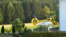 Das gibt es nicht jeden Tag: Christoph 20-Landung hinter dem Treibhaus des Nachbarn. | Bild: Günter Lorke, Tröstau, 05.07.2023