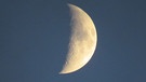Zwischen Wolkenlücken war am Abend der zunehmende Mond über Strullendorf zu sehen. | Bild: Werner Arlt, Strullendorf, 24.07.2023