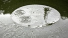 Regenbild einmal anders - Spiegelbild auf einem Regenfaßdeckel. | Bild: Günter Lorke, Tröstau, 26.07.2023