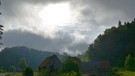 Unterwegs im Trubachtal an der Hackermmühle spitzte kurz die Sonne durch die Wolken. | Bild: Gisela Lindemann, Neuhaus (Pegnitz), 13.08.2023