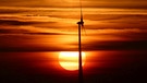 Sonnenaufgang am letzten heißen Sommertag hinter den Windrädern im Hofer Land. | Bild: Werner Hohenberger, Helmbrechts, 12.09.2023