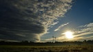 Im Wiesengrund in Erlangen fing der Tag mit einem schönen Sonnenaufgang mit etwas Nebel und dazu beeindruckende spiralfömigen Wolken an. | Bild: Wilfried Wagner, Erlangen, 20.09.2023