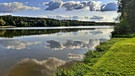 Die Wolken spiegeln sich im kleinen Rothsee. | Bild: Karl Schwarz, Schwabach, 24.09.2023