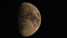 Klarer Sonntagabend, klare Sicht auf den Mond, hoppla wer fliegt denn da durchs Bild. | Bild: Jürgen Mauder, Oberwerrn, 24.09.2023