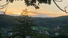 Blick auf's Dorf Oberkrumbach bei Sonnenuntergang. | Bild: Luise Stief, Oberkrumbach, 27.09.2023