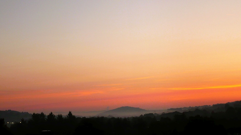 Einen schönen Tag versprechender Sonnenaufgang in Tröstau mit Blick zum Katharinenberg in Wunsiedel. | Bild: Günter Lorke, Tröstau, 29.09.2023