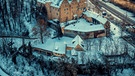 Blick auf das winterliche Schloss Mainberg und den Main mit Binnenschiff kurz nach Sonnenaufgang | Bild: Hendrik Holnäck, Röthlein, 24.01.2024