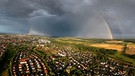Regenbogen über Herzogenaurach mit Regenwolke. | Bild: Uwe Pflügner, Herzogenaurach, 02.04.2024