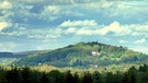 Am Tag vor dem Regen - Blick aus Tröstau zum Katharinenberg in Wunsiedel. | Bild: Günter Lorke, Tröstau, 22.05.2024